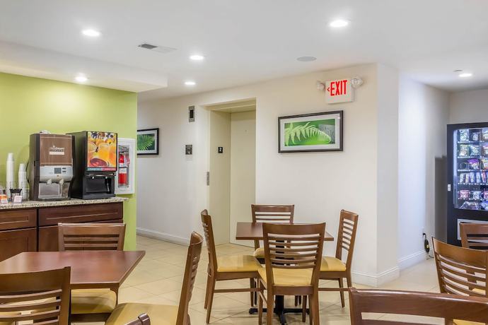 Imagen del bar/restaurante del Hotel Sleep Inn Center City. Foto 2