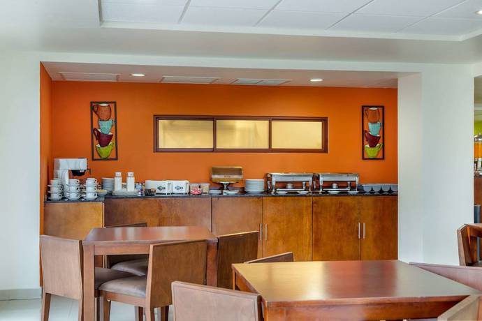 Imagen del bar/restaurante del Hotel Sleep Inn Monclova. Foto 2