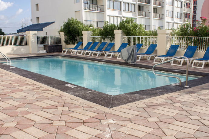 Imagen de la piscina del Hotel Sleep Inn On The Beach. Foto 8