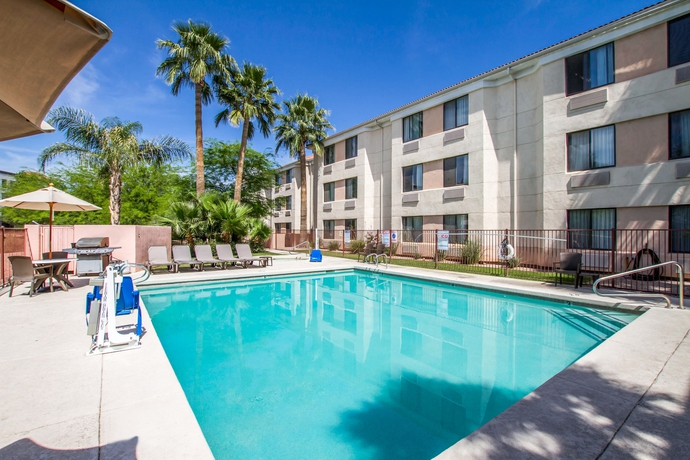 Imagen de la piscina del Hotel Sleep Inn Phoenix Sky Harbor Airport. Foto 16