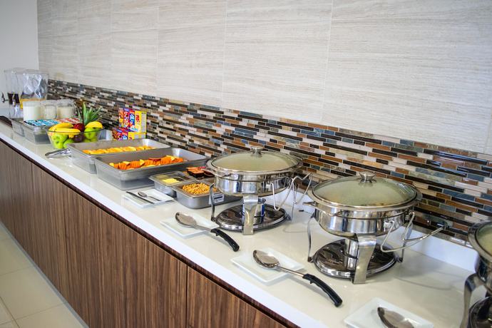 Imagen del bar/restaurante del Hotel Sleep Inn Queretaro. Foto 4