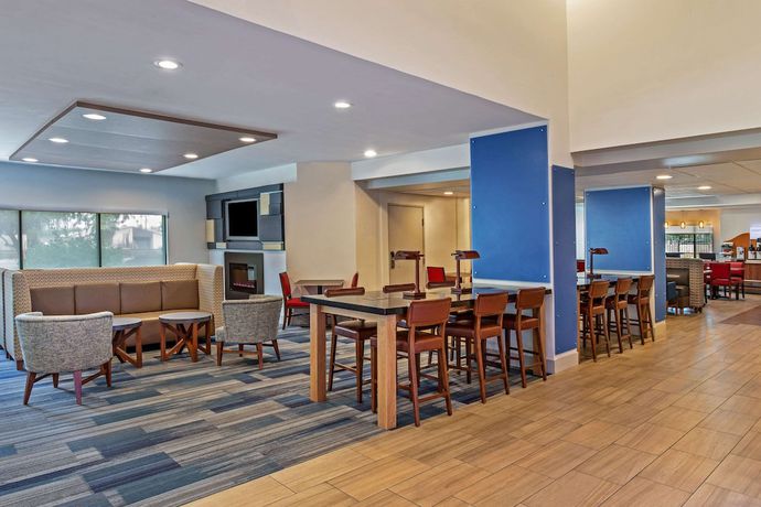 Imagen de los interiores del Hotel Sleep Inn & Suites Tempe ASU Campus. Foto 17