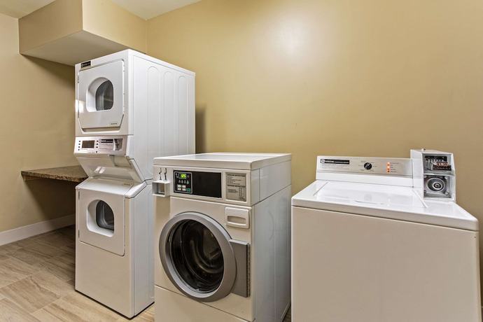Imagen de los interiores del Hotel Sleep Inn & Suites Tempe ASU Campus. Foto 19