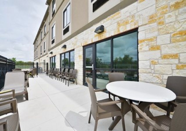 Imagen de los exteriores del Hotel Sleep Inn and Suites Austin North I-35. Foto 4
