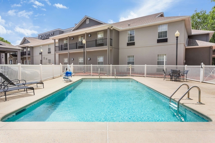 Imagen de la piscina del Hotel Sleep Inn and Suites Birmingham - Hoover. Foto 14