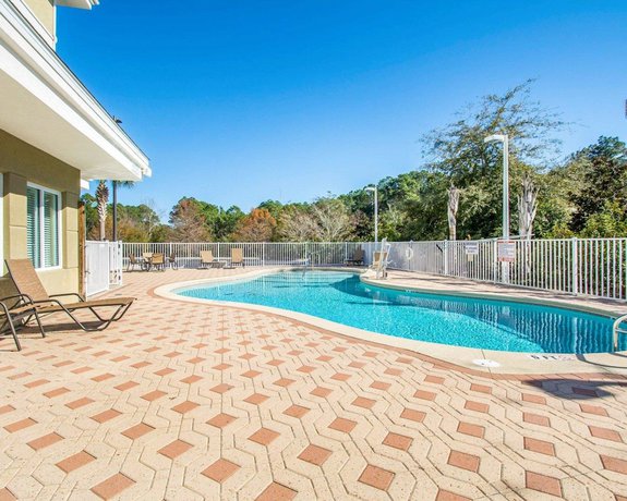 Imagen de la piscina del Hotel Sleep Inn and Suites Panama City Beach. Foto 20