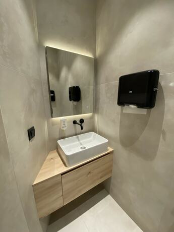Imagen general del Hotel Sleep Lounge Terminal D - Hostel. Foto 3