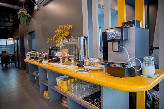 Imagen del bar/restaurante del Hotel Sleep Mai Airport Lifestyle. Foto 5