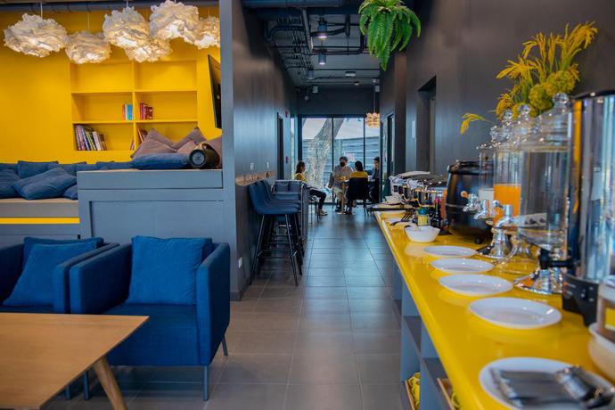 Imagen del bar/restaurante del Hotel Sleep Mai Airport Lifestyle. Foto 6