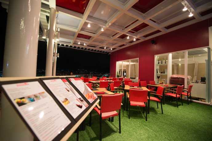 Imagen del bar/restaurante del Hotel Sleep With Me Design @ Patong - Sha Extra Plus. Foto 2