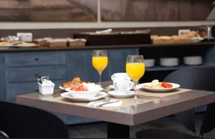 Imagen del bar/restaurante del Hotel Sleep and Fly. Foto 5