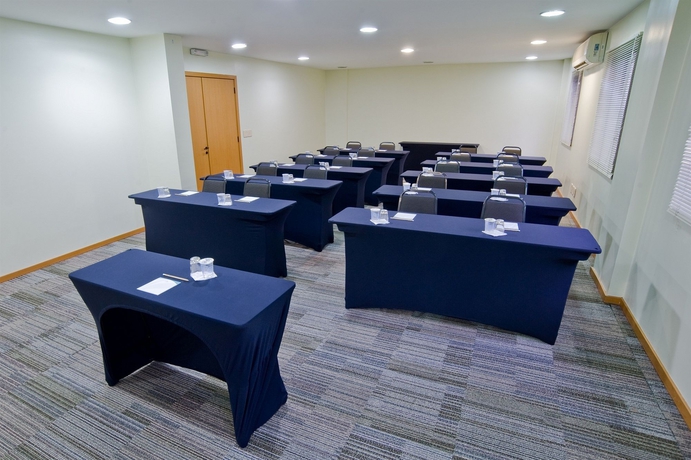 Imagen de los interiores del Hotel Slim Curitiba Alto Da Xv. Foto 13