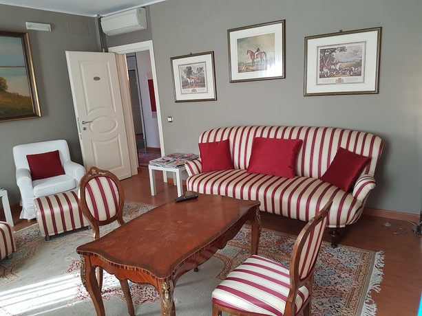 Imagen del bar/restaurante del Hotel Small Royal. Foto 3