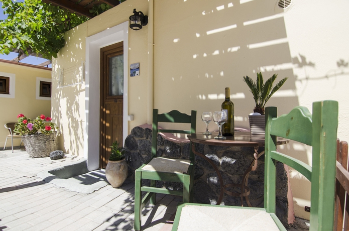 Imagen de los exteriores del Hotel Smaragdi. Foto 12