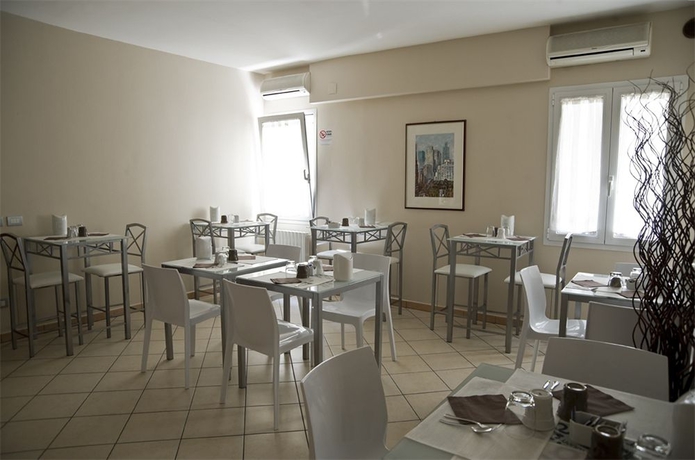Imagen del bar/restaurante del Hotel Smart, Ferrara. Foto 2