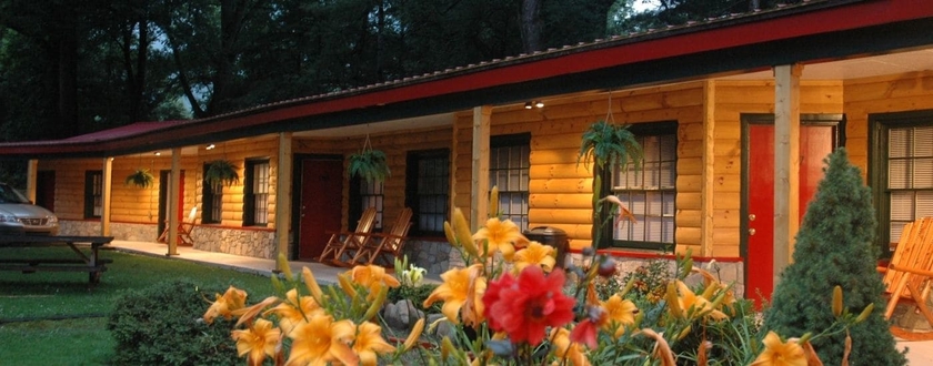 Imagen de los exteriores del Hotel Smoky Falls Lodge. Foto 16
