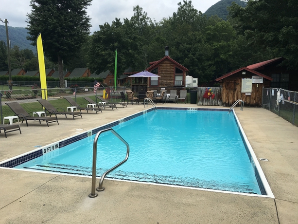 Imagen de la piscina del Hotel Smoky View Cottages and Rv Resorts. Foto 18