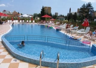 Imagen de la piscina del Hotel Smolian. Foto 4