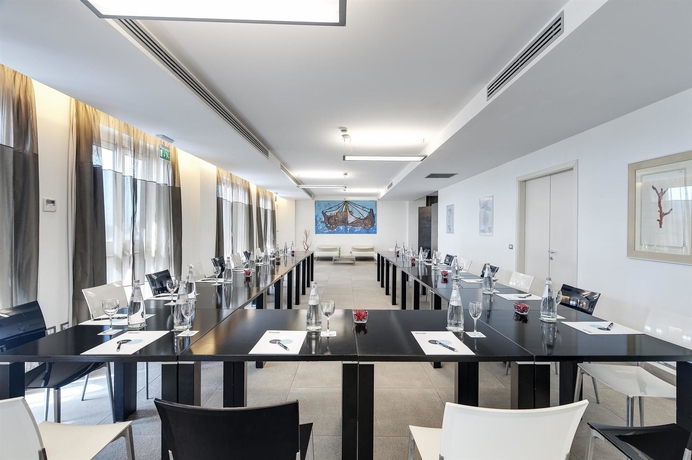 Imagen de los interiores del Hotel Smy Aran Blu Roma Mare. Foto 13