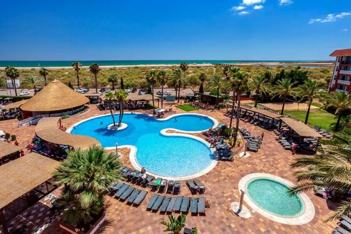 Imagen de la piscina del Hotel Smy Isla Cristina. Foto 17