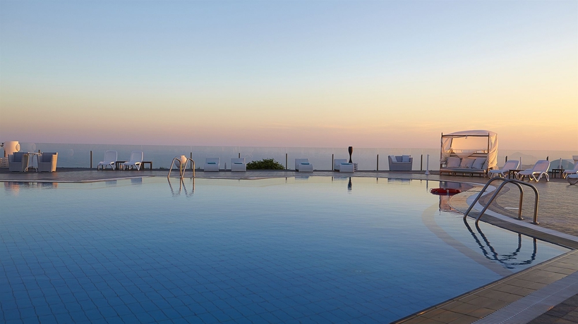 Imagen de la piscina del Hotel Smy Orizontes Santorini. Foto 16
