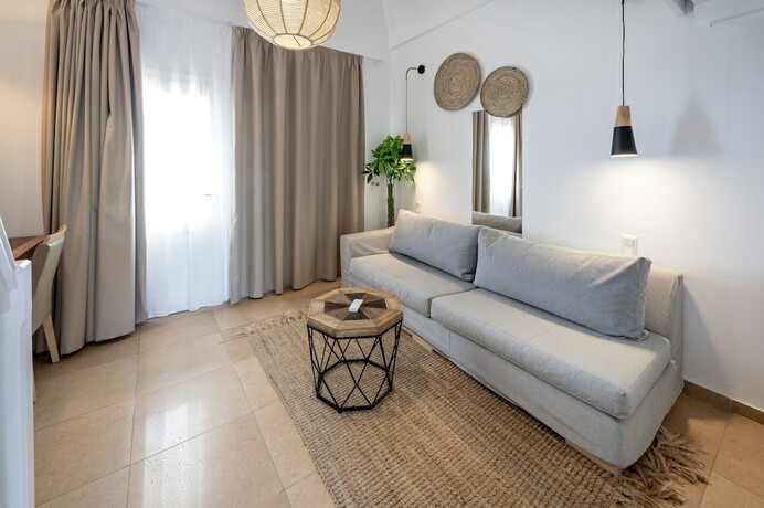 Imagen de la habitación del Hotel Smy Santorini Suites and Villas. Foto 19