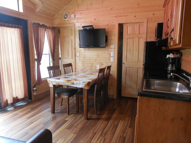 Imagen general del Hotel Snake River Cabin Village. Foto 3
