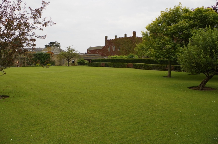 Imagen de los exteriores del Hotel Sneaton Castle Centre. Foto 18