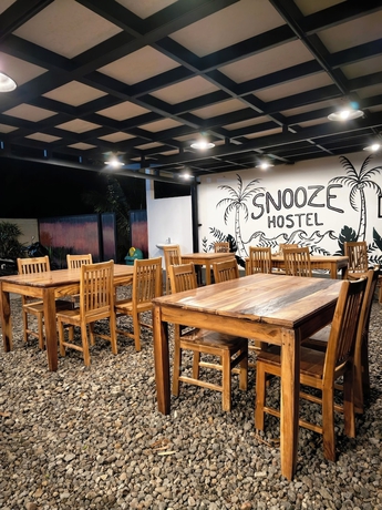 Imagen del bar/restaurante del Hotel Snooze Hostel. Foto 6