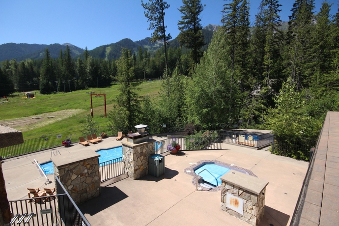 Imagen de la piscina del Hotel Snow Creek Lodge By Fernie Lodging. Foto 19