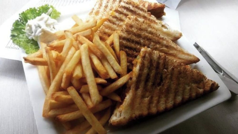 Imagen del bar/restaurante del Hotel Snow Crest Residency- A Pure Veg. Foto 3