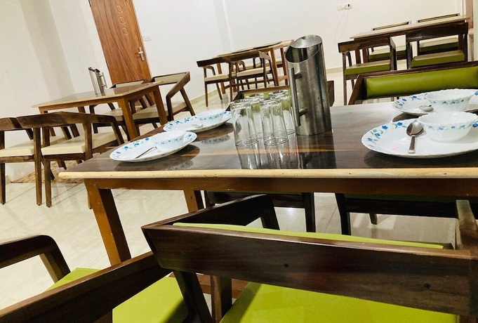 Imagen del bar/restaurante del Hotel Snow Crest Residency- A Pure Veg. Foto 4