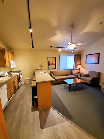 Imagen de la habitación del Hotel Snow Lake Lodge. Foto 2