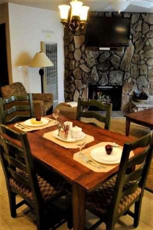 Imagen de la habitación del Hotel Snow Lake Lodge. Foto 12