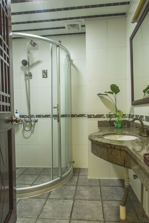 Imagen general del Hotel Snow Lion Riverside Resort. Foto 3