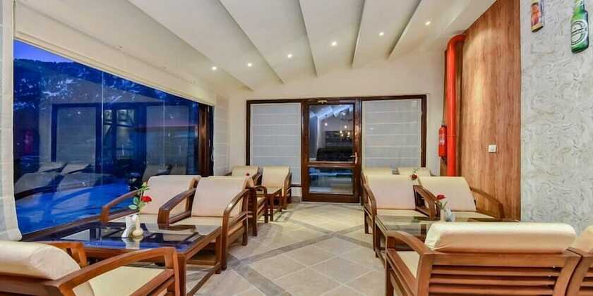 Imagen del bar/restaurante del Hotel Snowcrests Manor, Manali. Foto 2