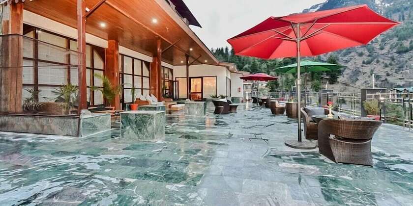 Imagen de los exteriores del Hotel Snowcrests Manor, Manali. Foto 8