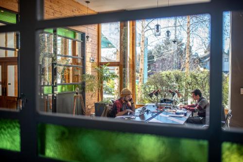 Imagen de la habitación del Hotel Socialtel Bariloche. Foto 7