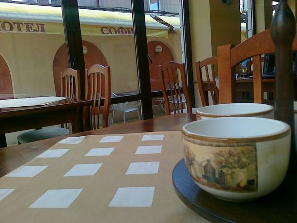 Imagen del bar/restaurante del Hotel Sofia, Pomorie. Foto 10