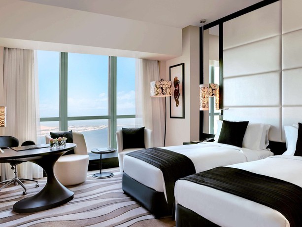 Imagen de la habitación del Hotel Sofitel Abu Dhabi Corniche. Foto 10