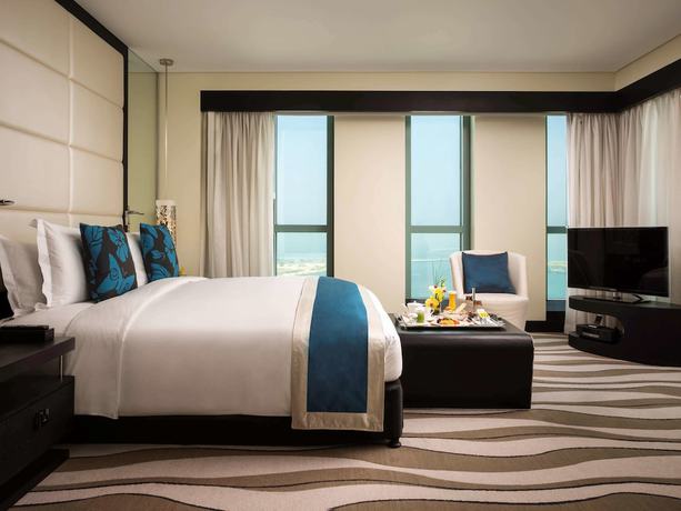 Imagen de la habitación del Hotel Sofitel Abu Dhabi Corniche. Foto 17