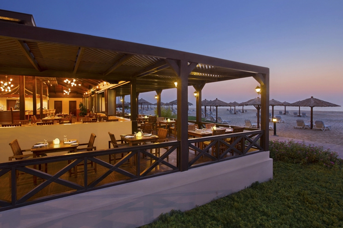 Imagen de los exteriores del Hotel Sofitel Al Hamra Beach Resort. Foto 8