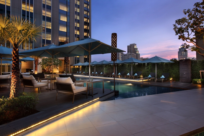 Imagen de la piscina del Hotel Sofitel Bangkok Sukhumvit. Foto 16