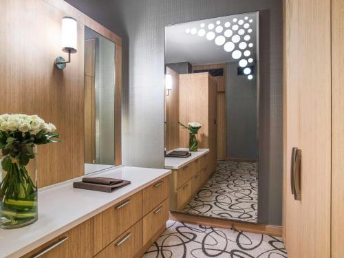 Imagen de la habitación del Hotel Sofitel Dubai Downtown. Foto 13