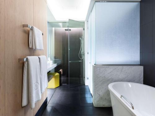 Imagen de la habitación del Hotel Sofitel Dubai Downtown. Foto 20