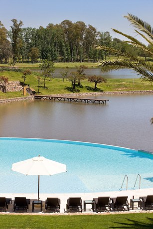 Imagen de la piscina del Hotel Sofitel La Reserva Cardales. Foto 20
