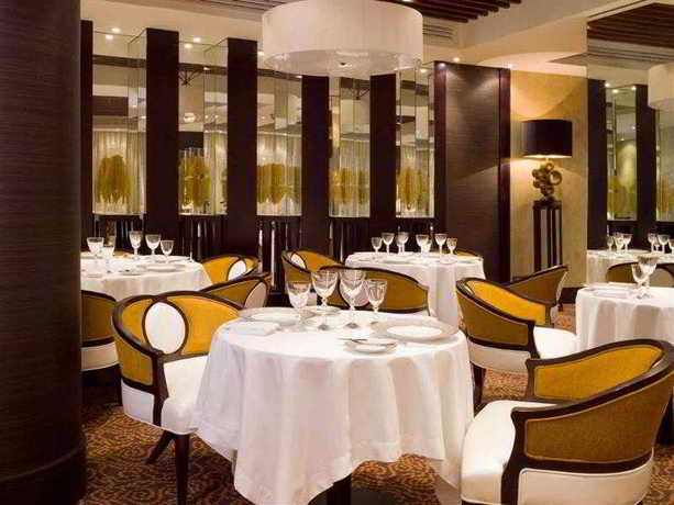 Imagen del bar/restaurante del Hotel Sofitel Malabo Sipopo Le Golf. Foto 2