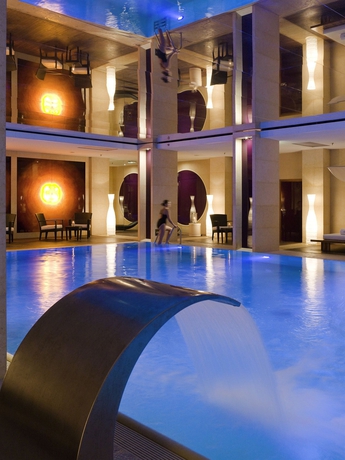 Imagen de la piscina del Hotel Sofitel Warsaw Victoria. Foto 16
