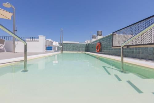 Imagen de la piscina del Hotel Soho Boutique Cadiz. Foto 19