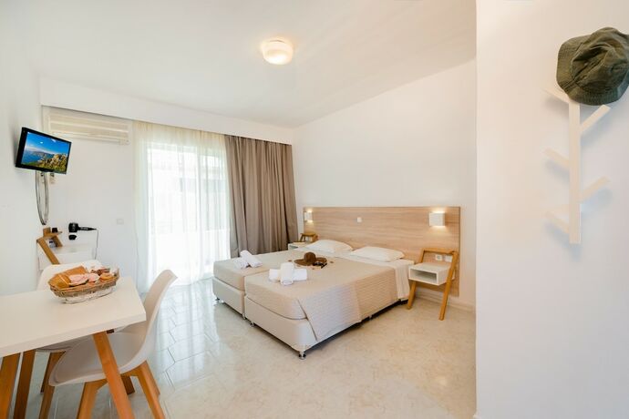 Imagen de la habitación del Hotel Sokrates Studios. Foto 13